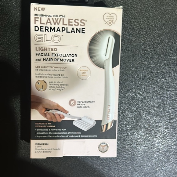 Finishing Touch Flawless Dermaplane Glo - Picture 2 of 4